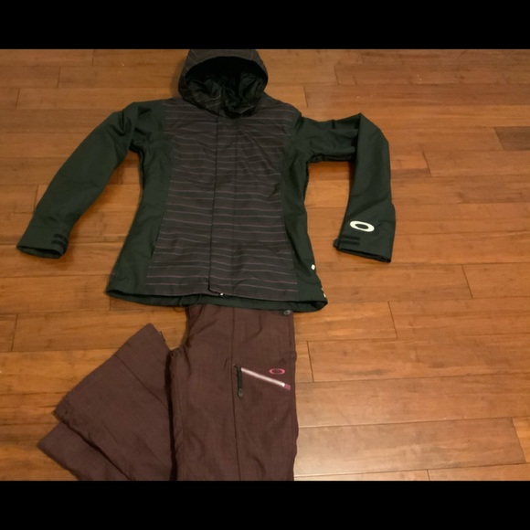Oakley Snowboarding Jacket - Picture 1 of 3